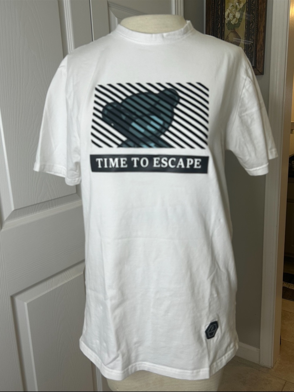 Recess Unisex Time To Escape Graphic T-Shirt White Short Sleeve Size M